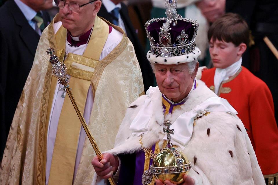 König Charles III. trug die State Crown nach seiner Krönung (Archivbild).Phil Noble/AP/dpa