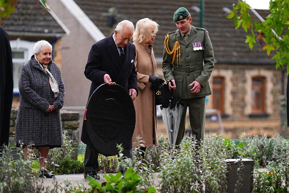 König Charles III. und Königin Camilla gedenken der verheerenden Katastrophe von Aberfan. Aaron Chown/Press Association/PA Wire/dpa