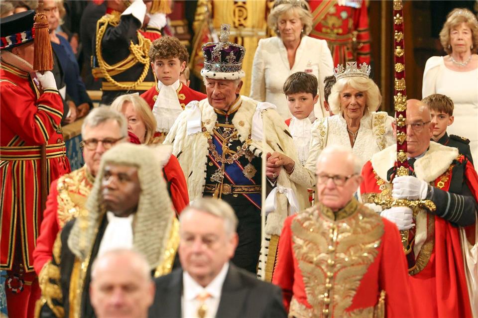 König Charles III. und Königin Camilla nehmen an einer Zeremonie zur Eröffnung des Parlaments für das kommende Sitzungsjahr in London teil. Richard Pohle/Pool The Times/AP/dpa