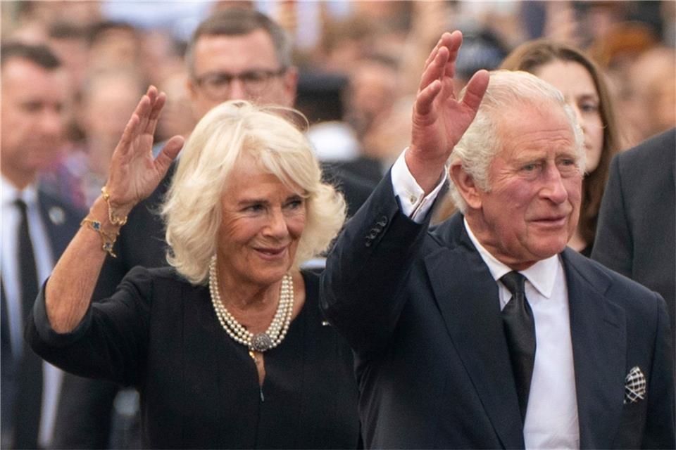 King Charles und Queen Camilla: Vom Skandal- zum Königspaar König Charles III. und seine Frau Camilla grüßen vor dem Buckingham-Palast das Volk.