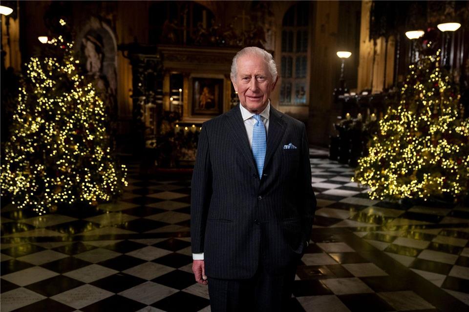 König Charles III. während der Aufzeichnung seiner Weihnachtsbotschaft.Aaron Chown/Pool PA/AP/dpa