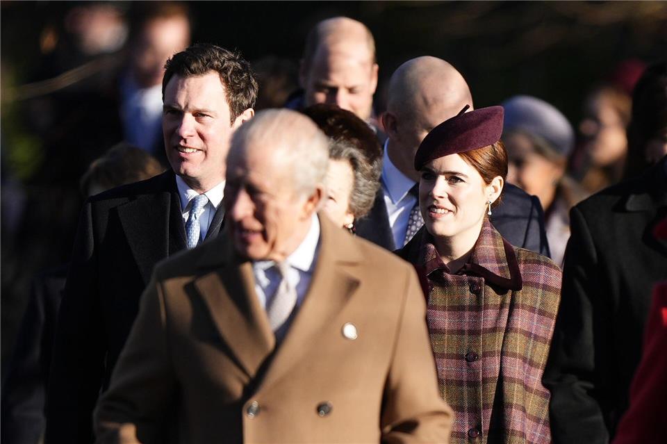 König Charles (Mitte) mit seiner Nichte Prinzessin Eugenie und deren Mann Jack Brooksbank. (Archivbild)Aaron Chown/Press Association/dpa