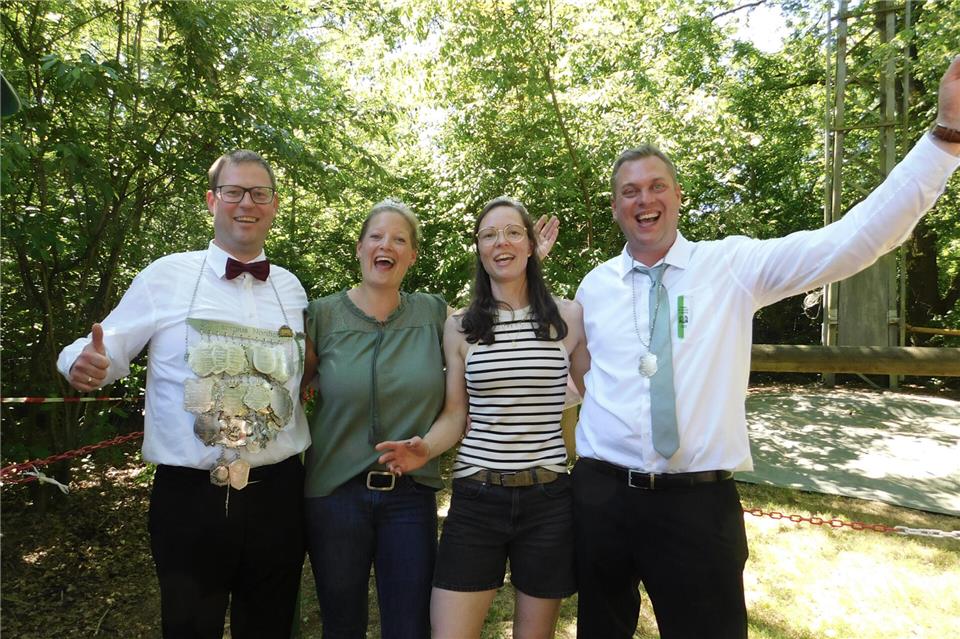 König Dirk Dülmer mit Königin Stefanie Möllmann (links) und Ehrenkönig Daniel Hendriks mit Ehrenkönigin Mareen Giebing (rechts).