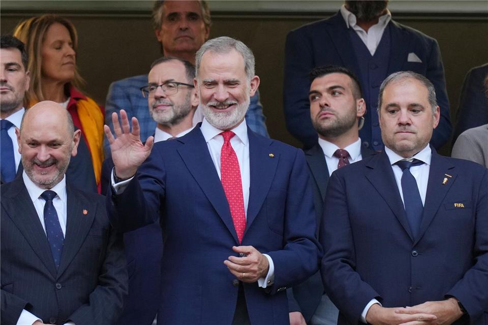 König Felipe VI. jubelte dem spanischen Team bei der WM auch schon von der Tribüne zu. (Archivbild)Silvia Izquierdo/AP/dpa
