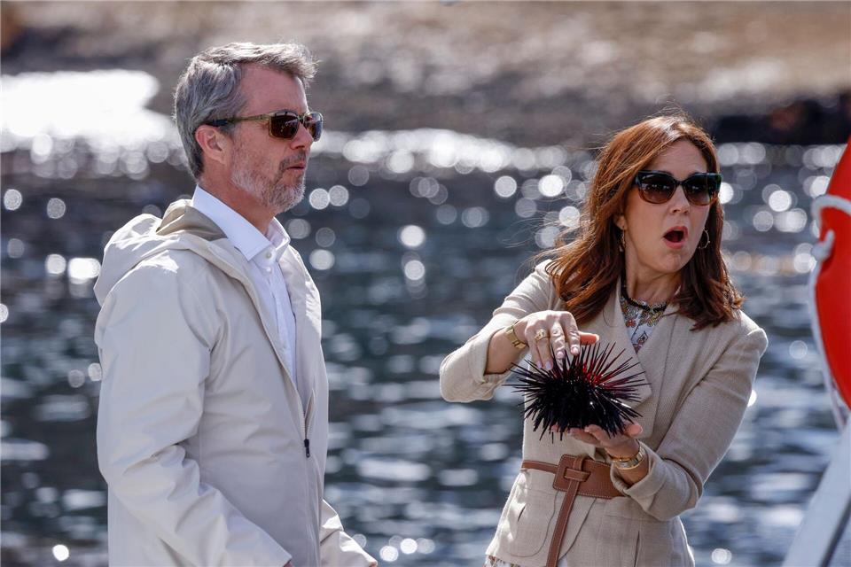 König Frederik X. von Dänemark und Königin Mary von Dänemark an Bord des Schiffes.Rob Blakers/AAP/dpa