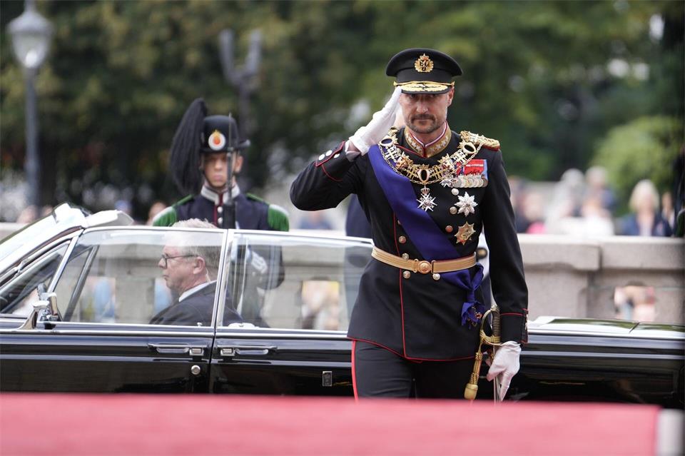 König Haakon kam am Mittag am Parlament an. Javad Parsa/NTB/dpa