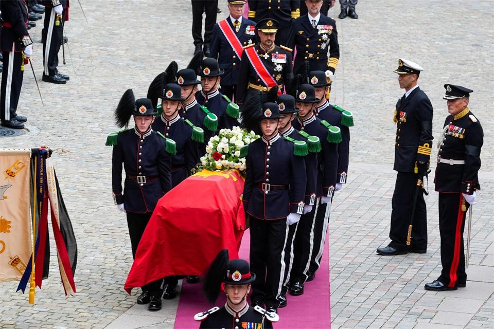 König Harald V. ist nach einem Trauerzug durch Oslo an seiner letzten Ruhestätte eingetroffen. Terje Pedersen/NTB/dpa