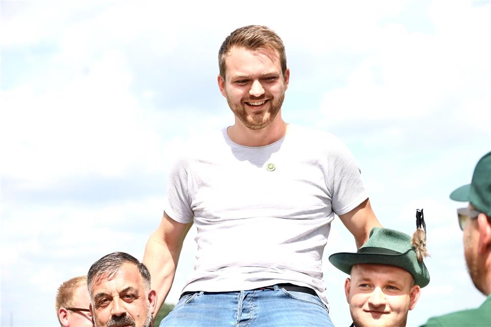 König Jonas Stenkamp lässt sich nach seinem Treffer feiern. Kaschny