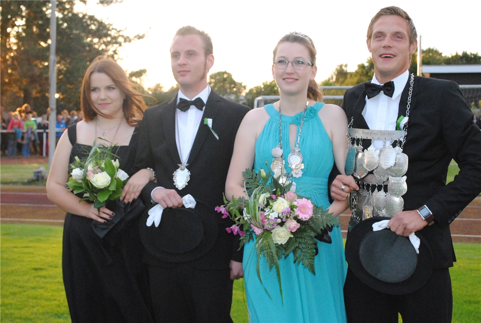 König Marcel Sevink (r.) mit seiner Königin Ann-Kathrin Reining und dem Ehrenpaar Rüdiger Wiesmann und Anna Lebbing am Abend beim Amtsantritt auf dem Sportplatz.