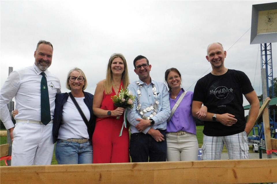 König Martin Meis und Königin Stefanie Langela (Mitte) mit dem Throngefolge Michael Albers mit Katja Jansen (links) und Mattias Tepferd mit Julia Reining (rechts)