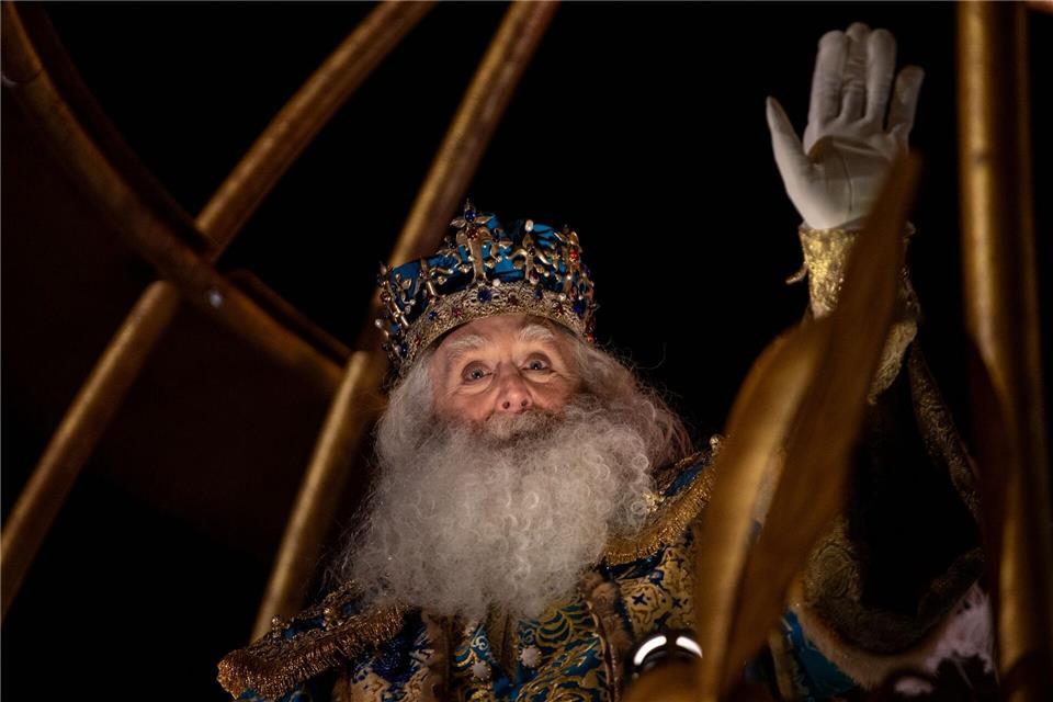 König Melchior winkt während der traditionellen Dreikönigsparade.David Canales/SOPA Images via ZUMA Press Wire/dpa