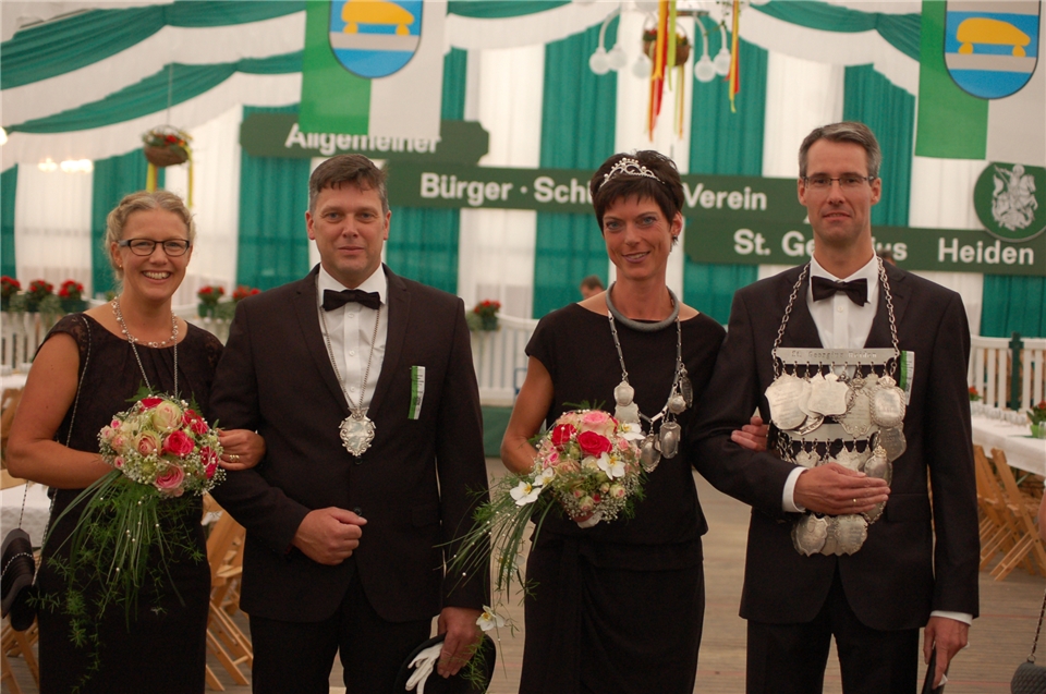 König Ralf Becker (r.) mit seiner Königin Conny Buß und dem Ehrenpaar Andrea Bußkamp und Wolfgang Böckenberg am Abend nach der Proklamation im Festzelt.