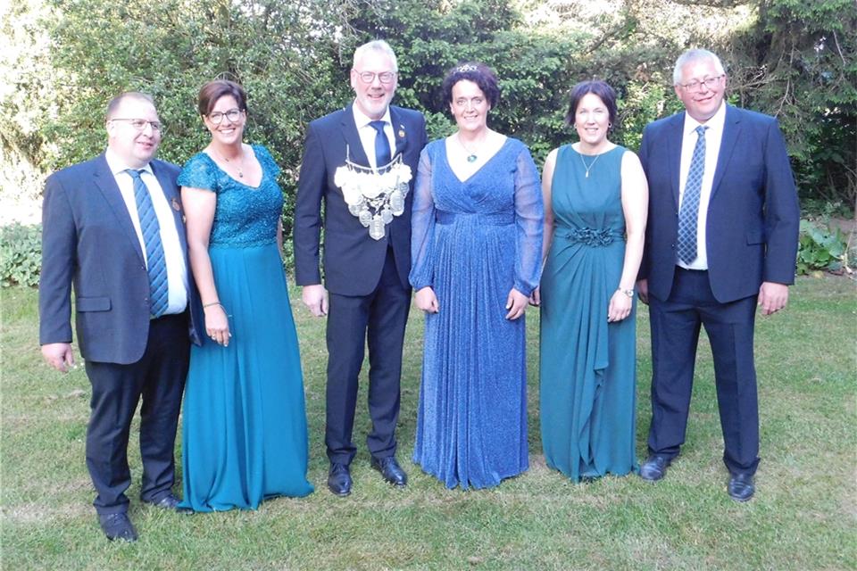 König Stefan Nießing und Königin Ruth Garriß werden vom Throngefolge Norbert Bietenbeck und Manuela Kaß-Kuhmann (rechts) sowie Berthold Kaß-Kuhmann und Christa Nießing (links) begleitet.