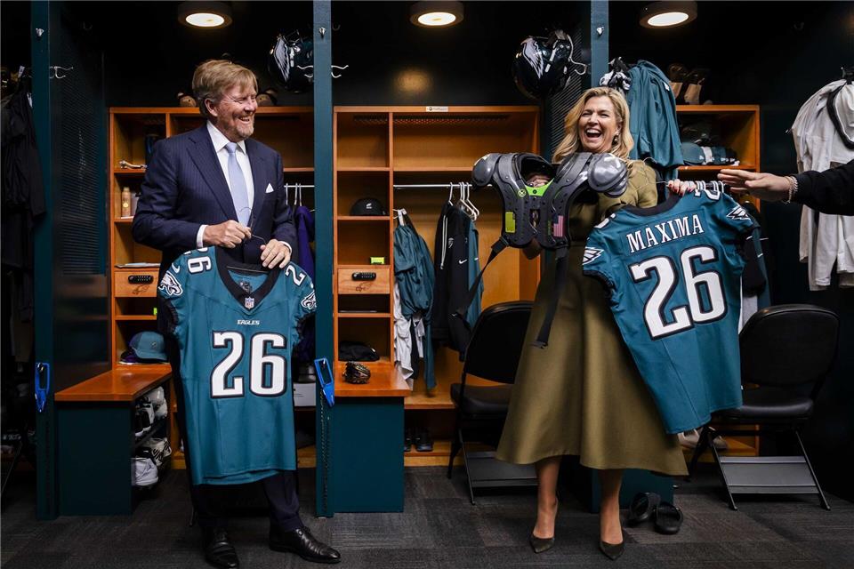 König Willem-Alexander der Niederlande und Königin Máxima besuchten das Trainingsgelände des American-Football-Clubs Philadelphia Eagles.Remko De Waal/ANP/dpa