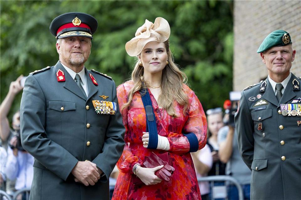 König Willem-Alexander der Niederlande und seine Tochter Prinzessin Amalia treffen auf dem Paradeplatz der Prinz-Bernhard-Kaserne in Amersfoort ein.Remko De Waal/ANP/dpa
