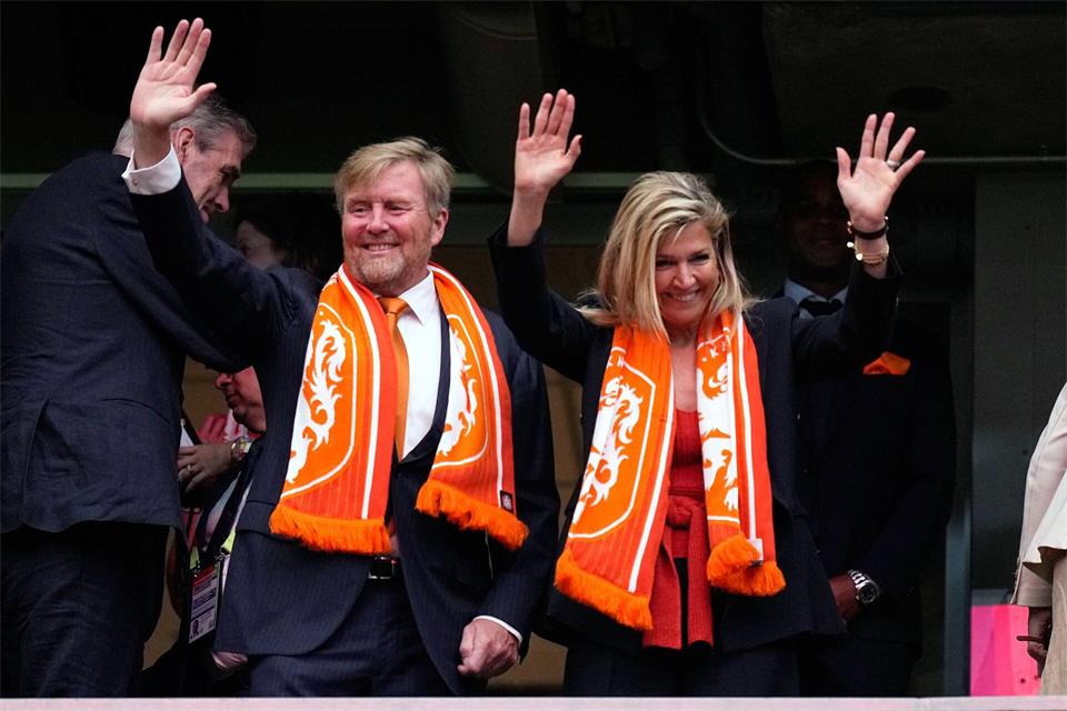 König Willem-Alexander, hier mit Königin Maxima bei der Fußball-WM in den USA, pflanzt in Hitzacker eine „Königslinde“ neu. (Archivbild)Ashley Landis/AP/dpa