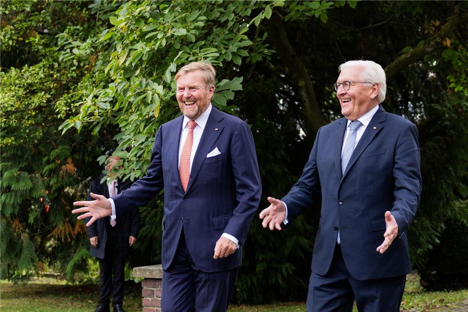 König Willem-Alexander (l) zu Gast in Münster – Begegnung mit Steinmeier am Schloss Wilkinghege.Rolf Vennenbernd/dpa