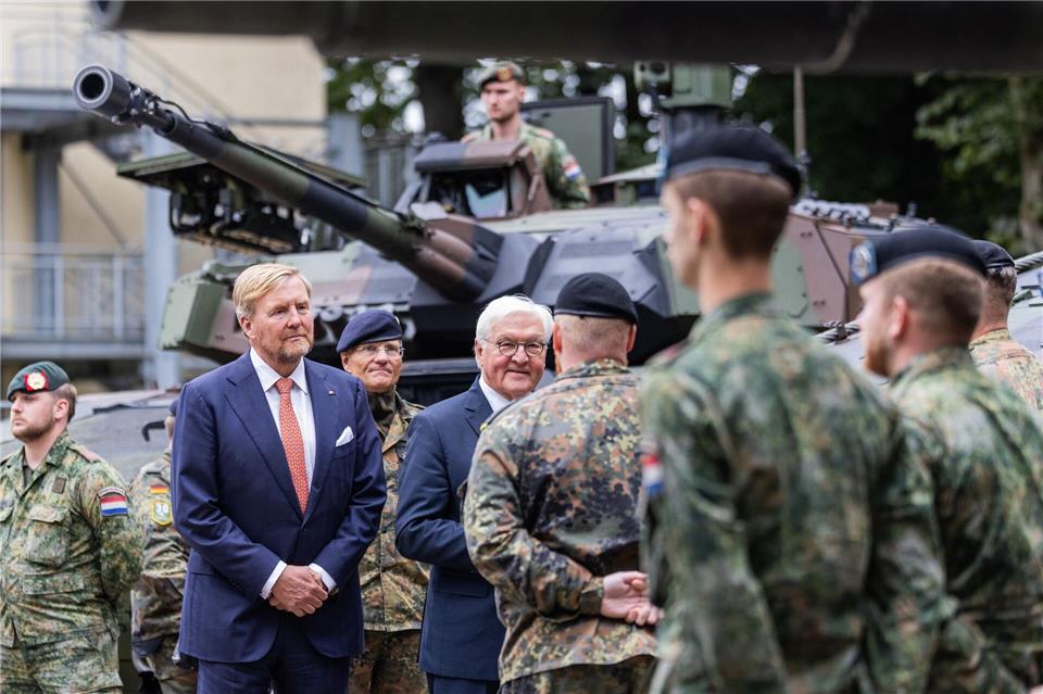 König und Bundespräsident im Gespräch mit den Soldaten. Rolf Vennenbernd/dpa