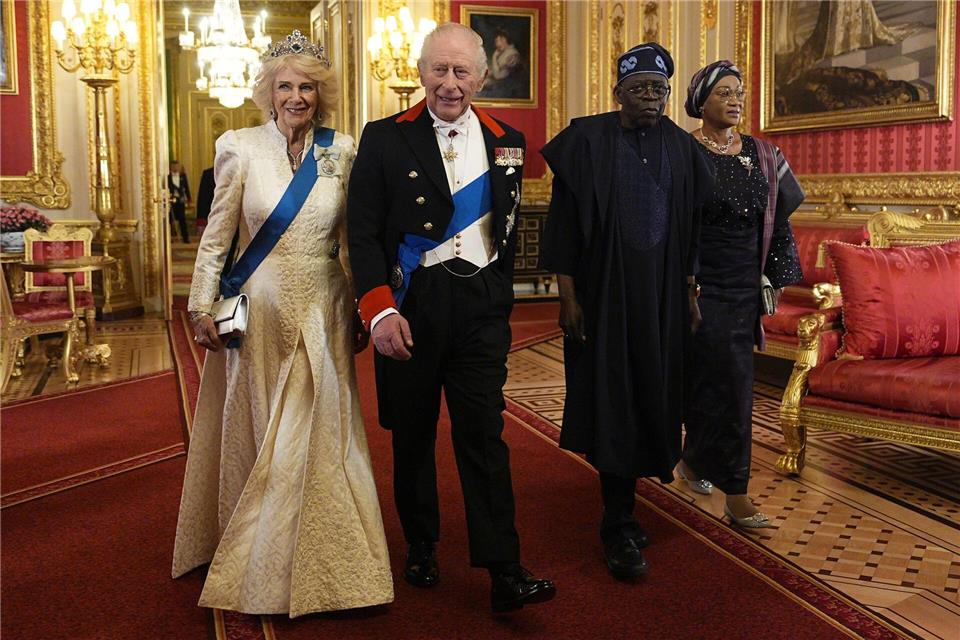 Königin Camilla (l-r), König Charles III., Nigerias Präsident Bola Ahmed Tinubu und First Lady Oluremi Tinubu nehmen an einem Staatsbankett teil.Aaron Chown/Pool PA/dpa