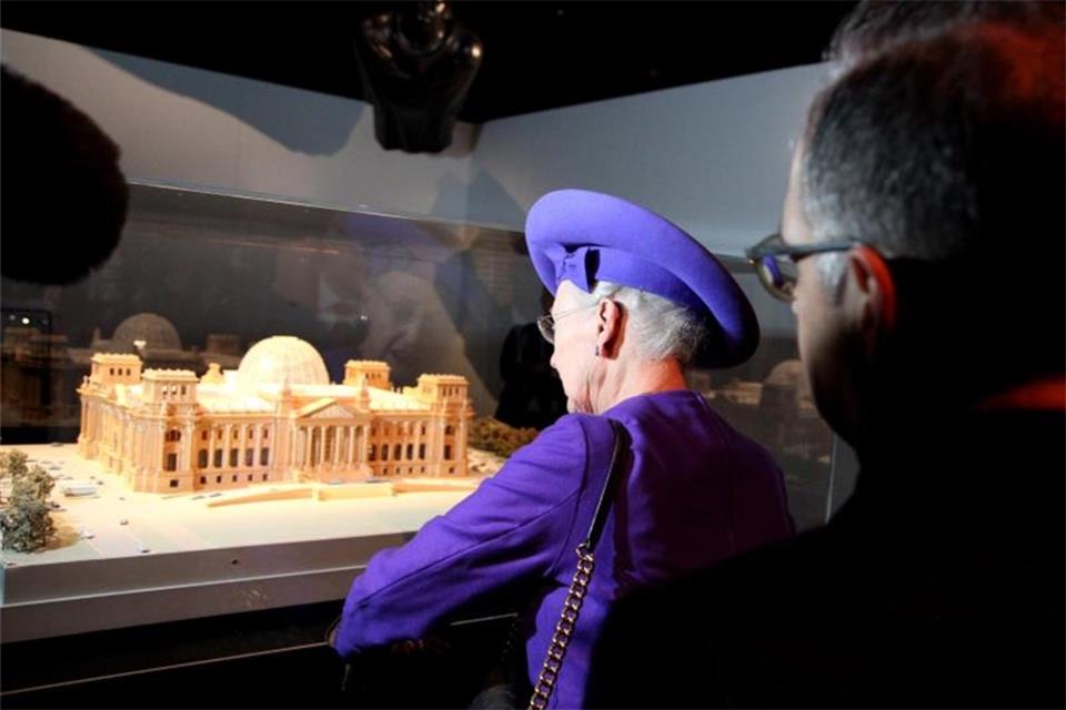 Königin Margrethe II. schaut sich die Nachbildung des Reichstags in Berlin an. Foto: Steffen Trumpf/dpa