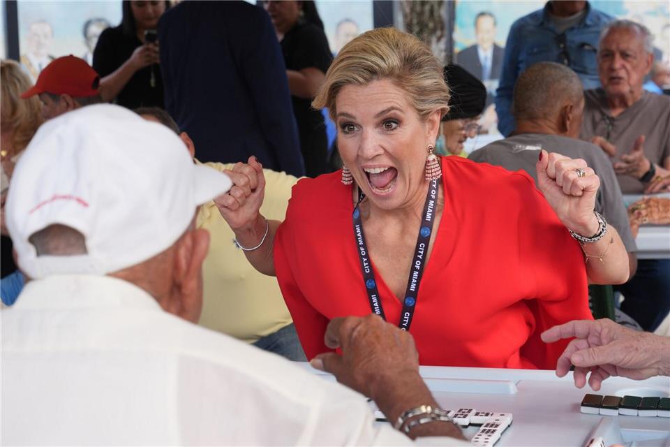 Königin Maxima der Niederlande reagiert nach dem Gewinn eines Dominospiels.Marta Lavandier/AP/dpa