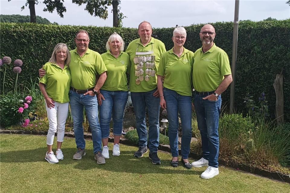 Gemenkrückling-Feldmark sucht neuen König Königin Renate Pöpping und König Heinz Jürgen Altena (Mitte) freuen sich mit ihren Thronpaaren Ulla Dressler und Thomas Pöpping (l.) sowie Marianne Altena und Heiner Niehues-Wessendorf (r.) auf das Schützenfest.