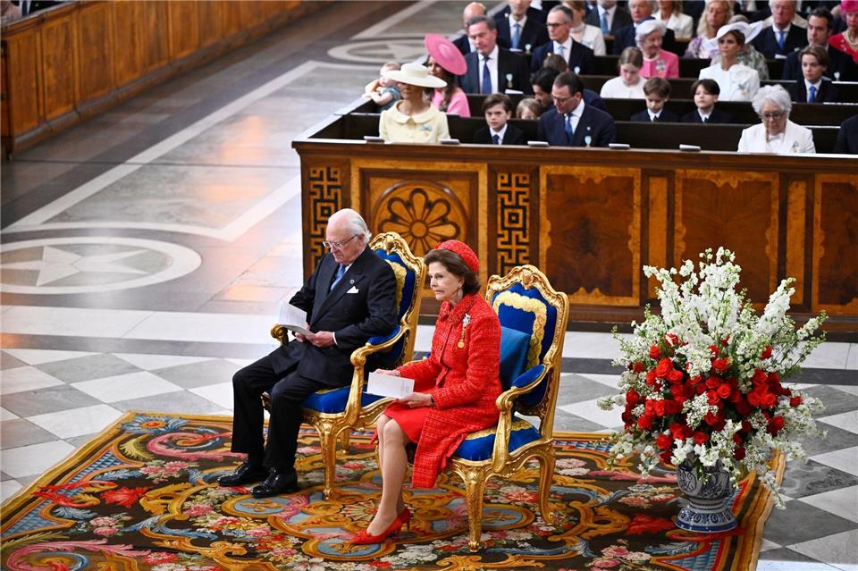 Königin Silva (rechts) ganz in Rot beim Gottesdienst zur Goldhochzeit des Königspaares. Christine Olsson/TT News Agency/AP/dpa