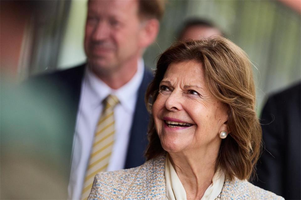 Königin Silvia besuchte den Neubau ihrer alten Schule.Rolf Vennenbernd/dpa