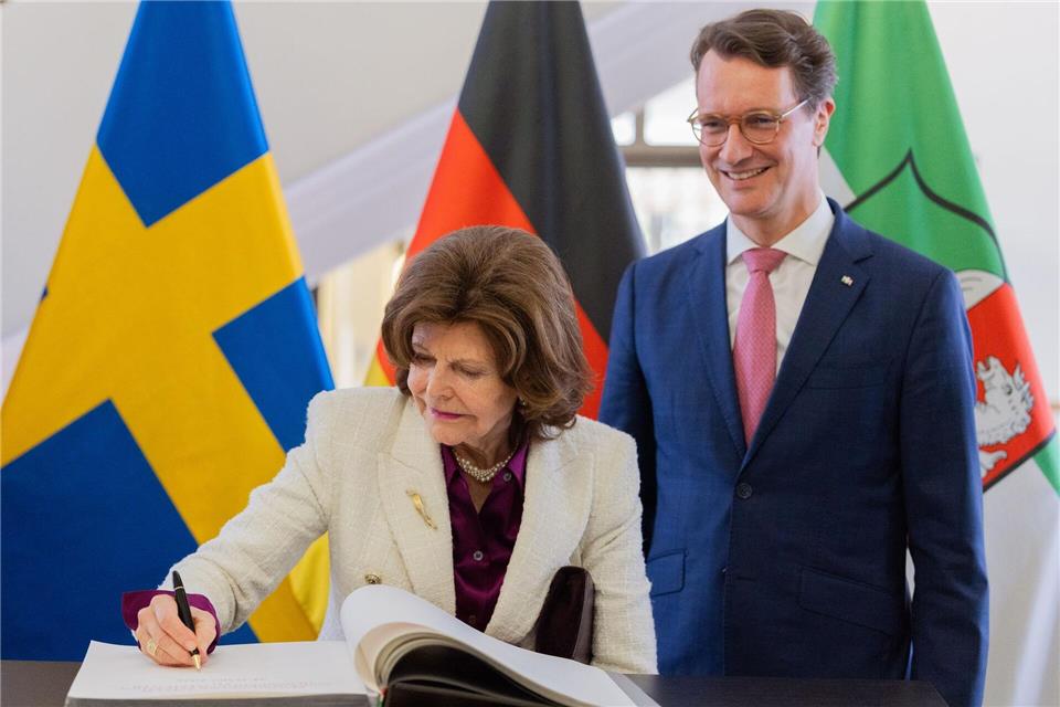 Königin Silvia in der NRW-Staatskanzlei mit Ministerpräsident Hendrik Wüst. Rolf Vennenbernd/dpa