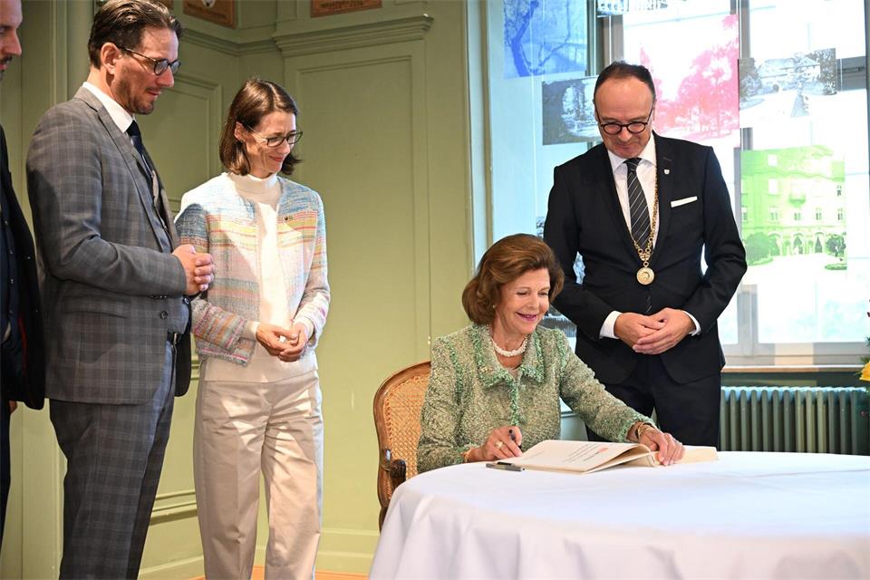 Königin Silvia verewigte sich im Goldene Buch der Stadt Konstanz. Felix Kästle/dpa