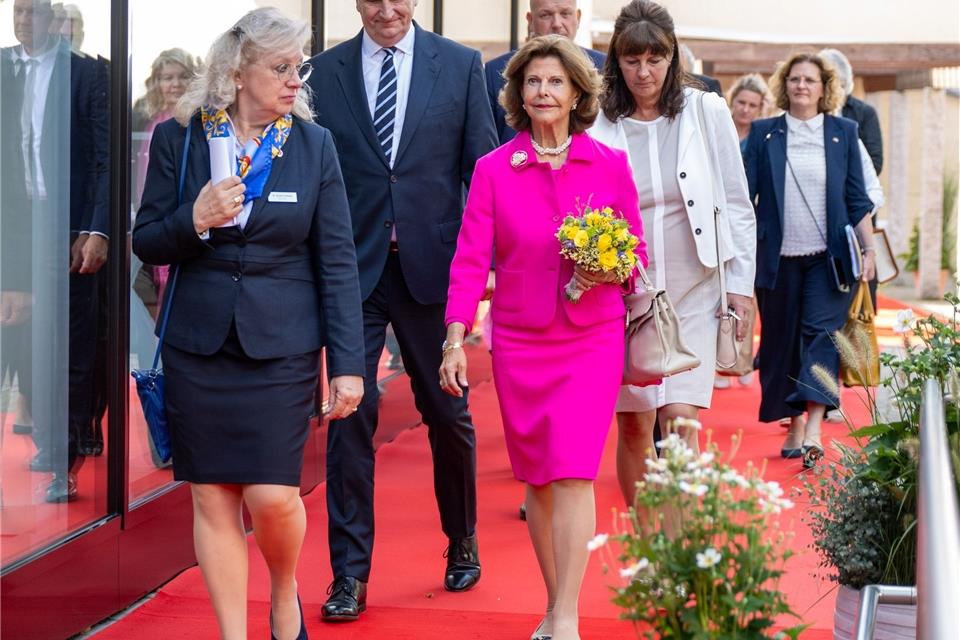 Königin Silvia von Schweden (M), Dietmar Woidke (2.v.l, SPD), Ministerpräsident von Brandenburg, und weitere Gäste kommen zur feierlichen Eröffnung des Wohnquartiers für an Demenz erkrankte Menschen.