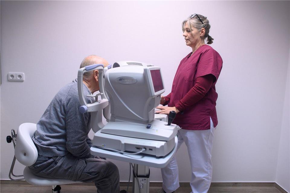 „Können Sie da was lesen?“, fragt die medizinische Fachangestellte.Klaus-Dietmar Gabbert/dpa