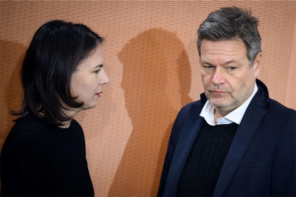 Können alles andere als zufrieden sein mit den aktuellen Umfragewerten: Bundesaußenministerin Annalena Baerbock (l.) und Bundeswirtschaftsminister Robert Habeck.