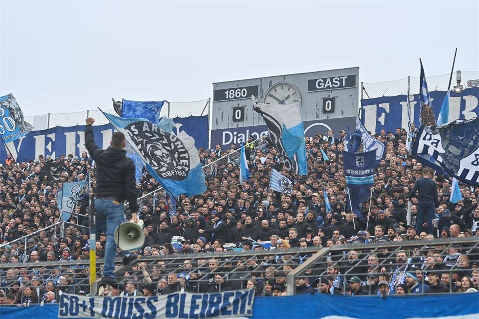 Können die „Löwen“-Fans am Freitagabend im Topspiel jubeln? (Archivbild)Frank Hoermann / SVEN SIMON/dpa
