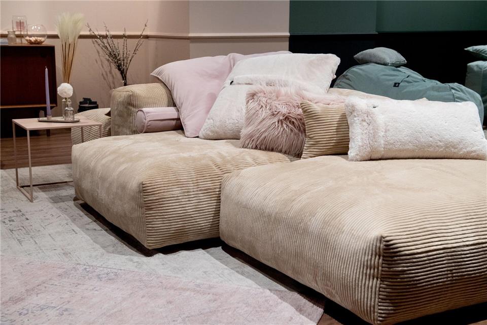 Können edel und gemütlich: Gedeckte Farben geben Cordmöbeln einen etwas schickeren Anstrich. Mit Kissen wird es cozy. Hier ein Beispiel von Vetsak. picture alliance/dpa/dpa-tmn