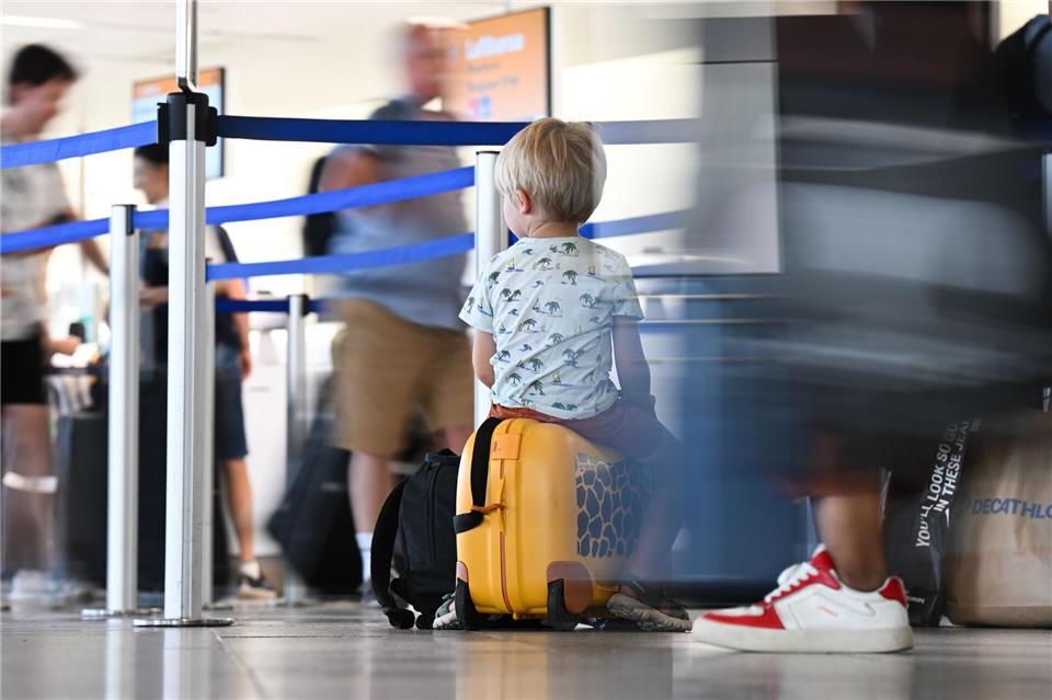 Können sich Eltern mit gemeinsamem Sorgerecht nicht über eine Auslandsreise einigen, kann das Familiengericht die Entscheidungsbefugnis einem Elternteil übertragen.Arne Dedert/dpa/dpa-tmn