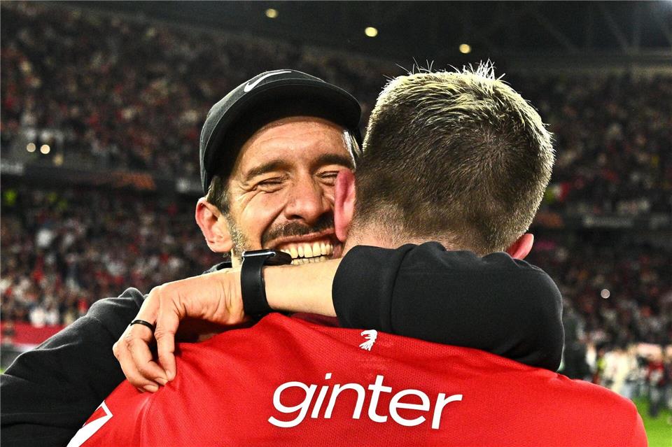 Können sie die Emotionen des Europapokal-Finaleinzugs ausblenden? Julian Schuster (hinten) und Matthias Ginter (vorn). (Archivbild)Tom Weller/dpa