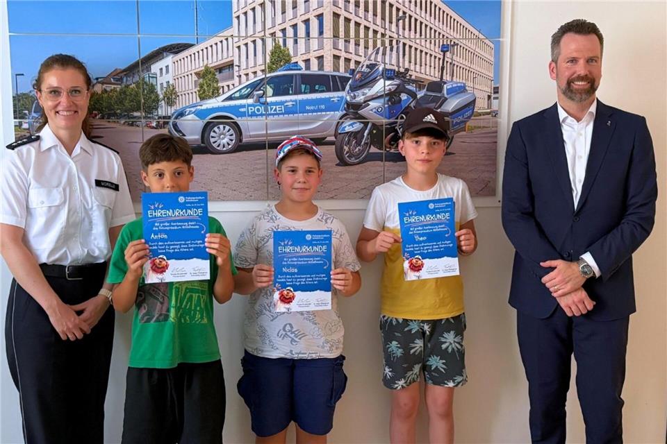 Können zurecht stolz sein: Drei junge Helfer bekommen für ihre Zivilcourage eine Urkunde verliehen.-/Polizeipräsidium Mittelhessen/dpa