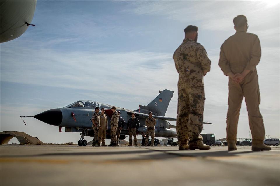 Könnte Deutschland über Artikel 5 der Nato in den Iran-Krieg verwickelt werden? Theoretisch müssen Bundeswehrsoldaten darauf vorbereitet sein.Michael Kappeler/dpa