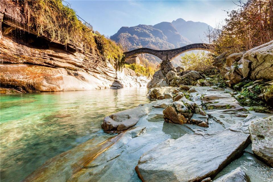Könnte man von Instagram kennen: die Ponte dei Salti über dem Fluss Verzasca.Alessio Pizzicannella/Ticino Turismo/dpa-tmn