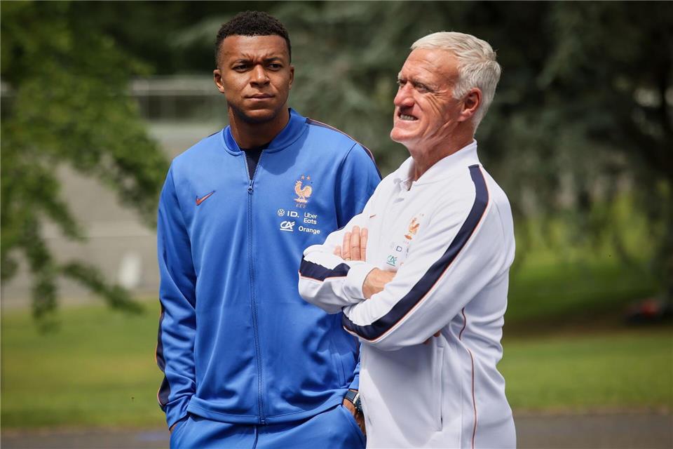 Könnten den ersten WM-Titel gemeinsam holen: Kylian Mbappé und Didier Deschamps. (Archivbild)Thomas Padilla/Pool AP/dpa