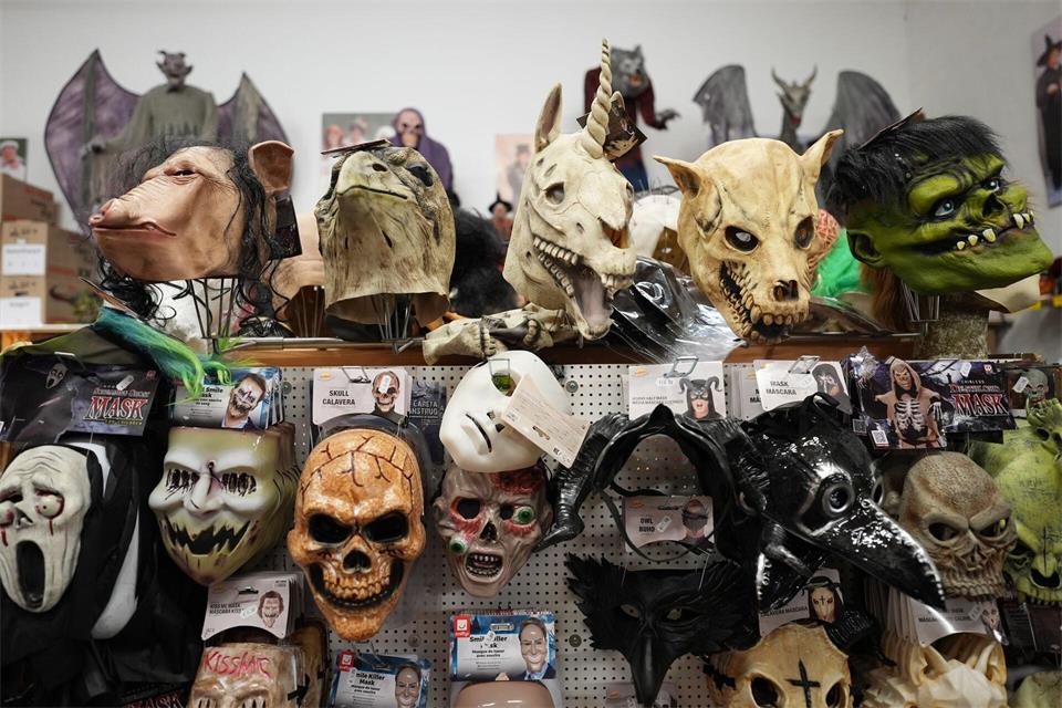 Könnten sich Demonstranten am Samstag mit Halloween-Masken vermummen? (Archivfoto)Marcus Brandt/dpa