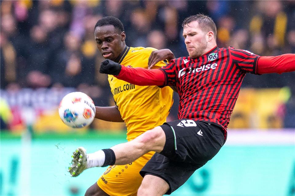 Kofi Amoako (Dynamo Dresden) (l) und Benjamin Källman (Hannover 96) kämpfen um den Ball.David Inderlied/dpa