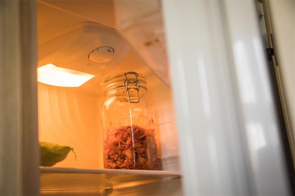 Kohl lässt sich zu scharfen Kimchi fermentieren. Suppen und Salate lassen sich so jederzeit mit dem Aroma-Boost aus dem Kühlschrank toppen. Christin Klose/dpa-tmn