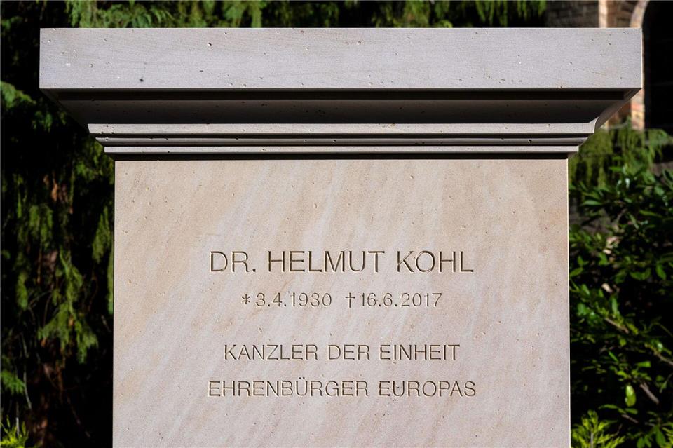 Gestaltung von Helmut-Kohl-Grab beendet: Ein Denkmal im Park Kohl war am 16. Juni 2017 in Ludwigshafen gestorben und am 1. Juli 2017 in Speyer beigesetzt worden.Boris Roessler/dpa