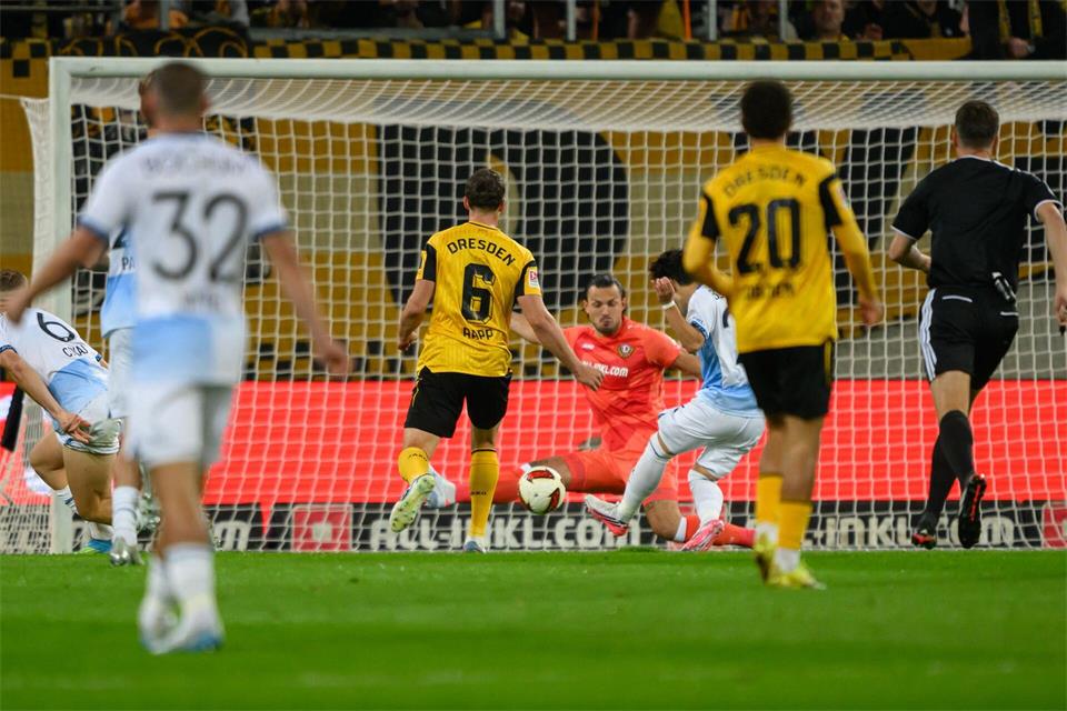 Koji Miyoshi (3.v.r., VfL Bochum) erzielt gegen Torwart Tim Schreiber (3.v.l., Dynamo Dresden) das Tor zum 0:1.Robert Michael/dpa