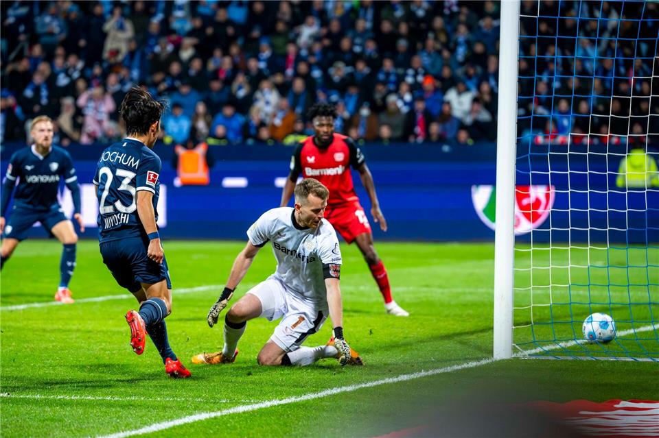 Koji Miyoshi (l.) erzielt spät das 1:1.David Inderlied/dpa
