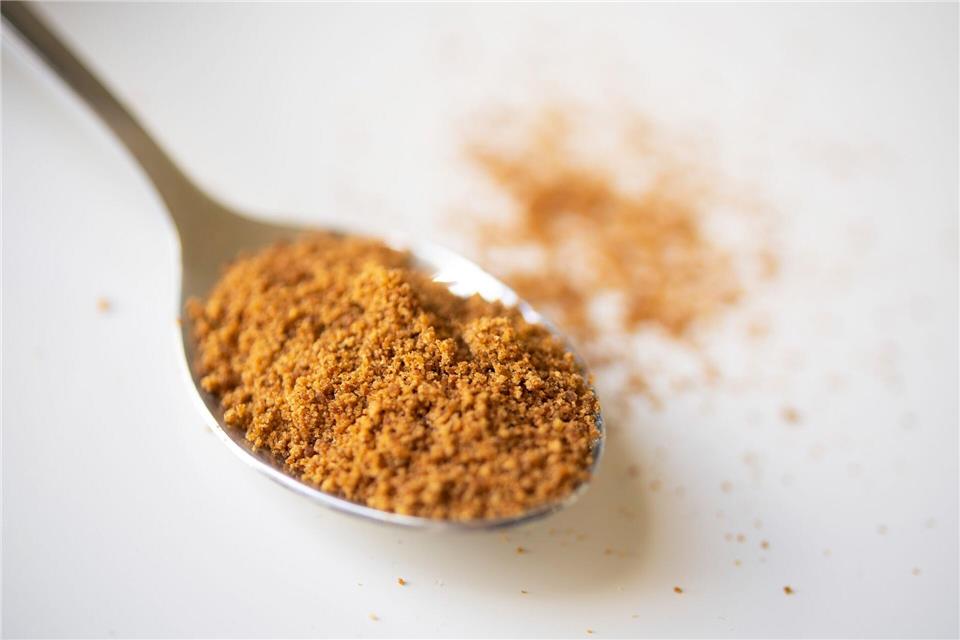 Kokosblütenzucker wird aus dem getrockneten und gemahlenen Nektar der Kokospalmen-Blüten gewonnen und hat einen karamellartigen Geschmack.picture alliance / dpa-tmn