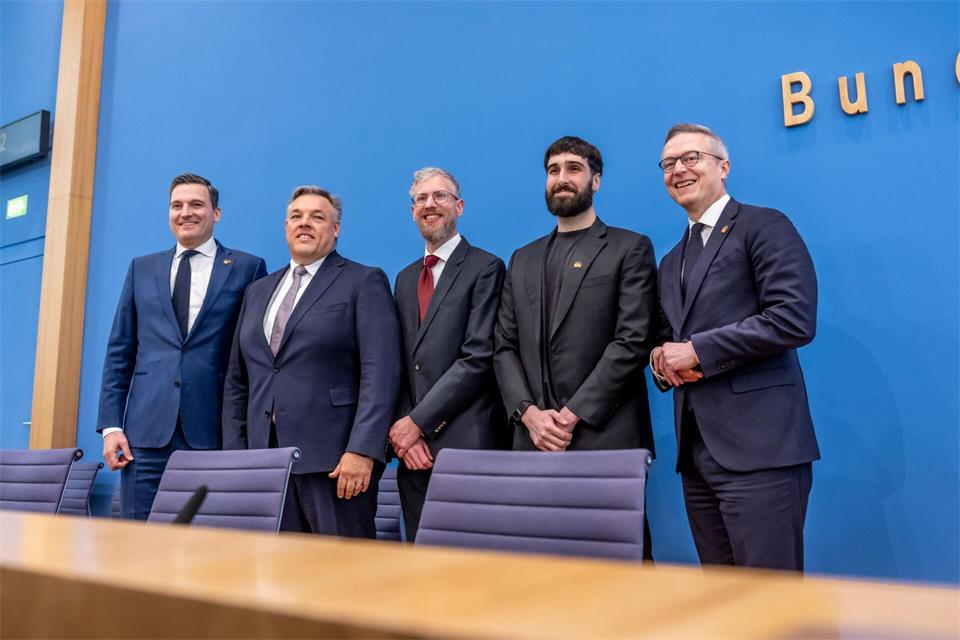 „Kolibri“ wurde von Aleph Alpha entwickelt. Das Unternehmen hat kürzlich eine Vereinbarung mit Cohere zum Aufbau eines transatlantischen Unternehmens für souveräne KI bekannt gegeben. (Archivbild)Michael Kappeler/dpa