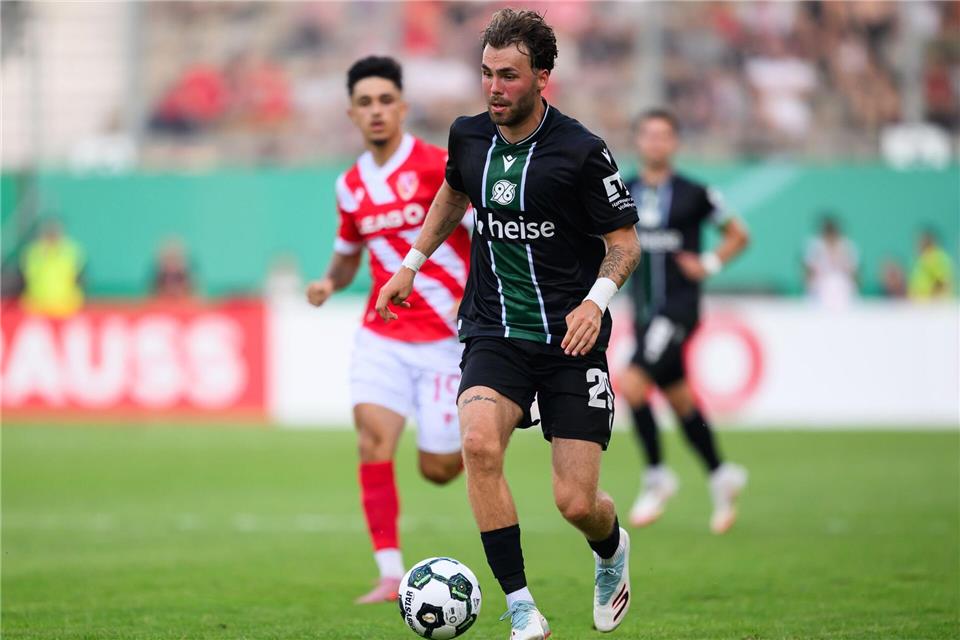 Kolja Oudenne traf für Hannover 96 im Test gegen den Hamburger SV.Robert Michael/dpa